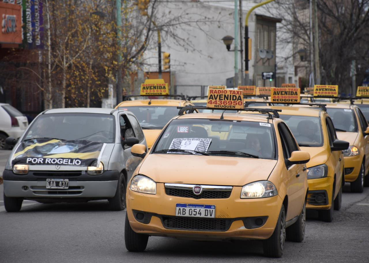 Los taxistas marcharon en memoria de Rogelio San Miguel. (Florencia Salto).-