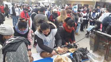 Movimientos sociales de Roca realizan ollas populares por la emergencia alimentaria