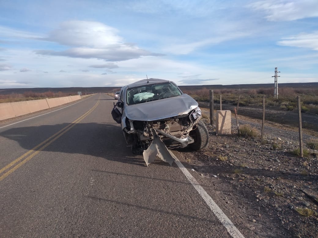 Al parecer el accidente, en la Ruta 17, fue producto del reventón de un neumático. (Gentileza: FM Municipal Añelo)