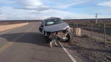 Al parecer el accidente, en la Ruta 17, fue producto del reventón de un neumático. (Gentileza: FM Municipal Añelo)