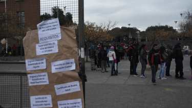 Los interesados empezaron a acampar ayer desde las 15. (Foto: Juan Thomes)