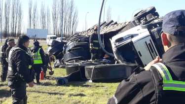 Roca: una persona hospitalizada tras el vuelco de un camión en la Ruta 22