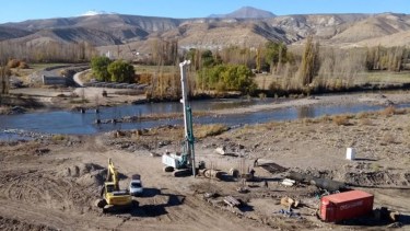 La construcción del nuevo puente del norte neuquino. Foto: Prensa de Gobierno 