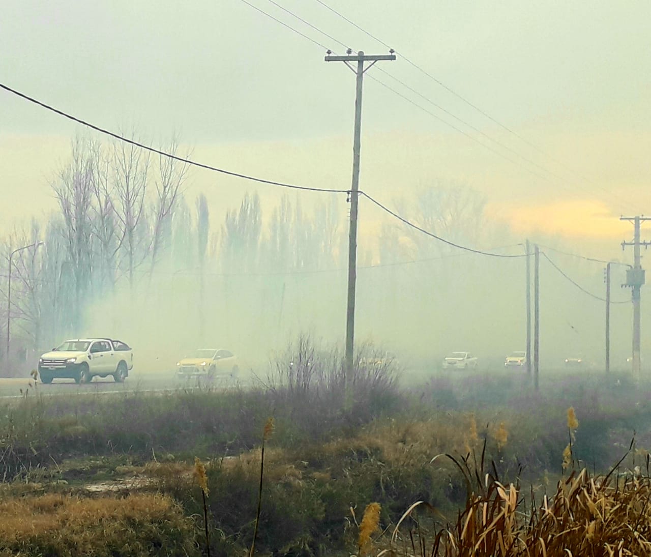 Los bomberos sofocaron las llamas que provocaron una intensa humareda. (Foto: Mauro Pérez)