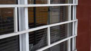 Se cruzó con ladrones en la puerta de su negocio y lo desafiaron a pelear