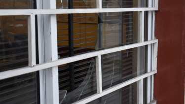 Los sujetos rompieron los cristales del local. (Foto: Florencia Salto.-)