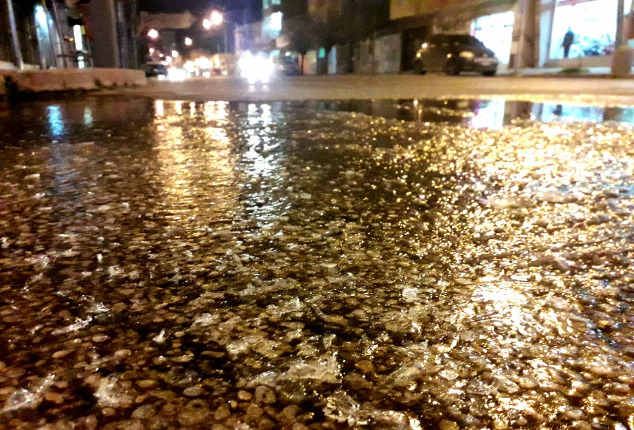 Las calles de Neuquén amanecieron complicadas por el hielo. (Foto: Mauro Pérez.-)
