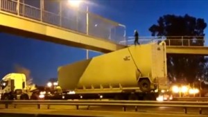 Regina: dos camiones varados en la Ruta 22 por la altura de sus cargas