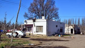 A punta de pistola robaron en una chacra de Regina