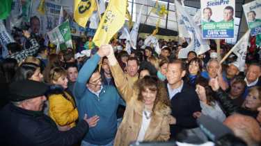 Acto de cierre de campaña del MPN . El candidato a intendente Gustavo Suárez