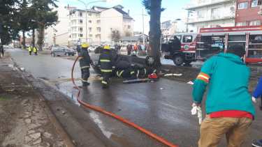 El choque y posterior vuelco ocurrió alrededor de las 13 en avenida 12 de Octubre. (Foto: Gentileza)