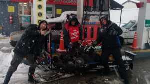 Video: el barilochense que fue a cargar nafta en moto de nieve y «salió como misil»