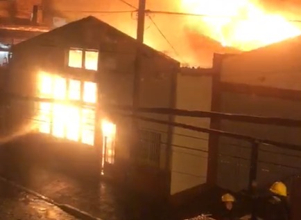 El incendio comenzó minutos antes de las 20 de este martes, en un edificio de la calle Remedios de Escalada al 300. (Imagen capturada de video)