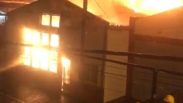 El incendio comenzó minutos antes de las 20 de este martes, en un edificio de la calle Remedios de Escalada al 300. (Imagen capturada de video)