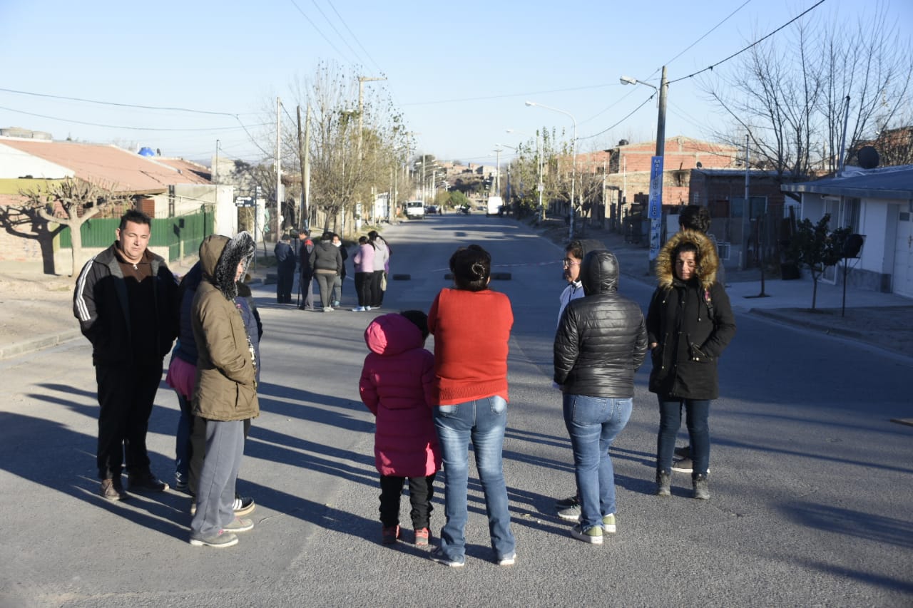 Los vecinos cortan la calle para reclamar que terminen los desbordes cloacales. (Foto: Juan Thomes)