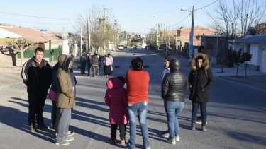 Los vecinos cortan la calle para reclamar que terminen los desbordes cloacales. (Foto: Juan Thomes)
