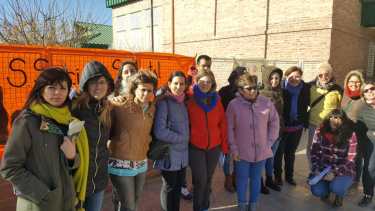 Integrantes de los servicios de salud mental protestaron en el hospital de Cutral Co. (Andrea Vázquez).-