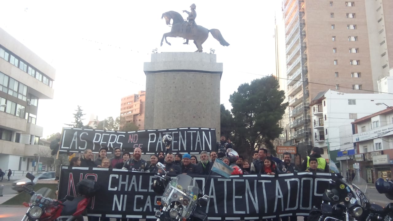 La protesta de los motoqueros se realizó en el monumento.  Foto: Gentileza