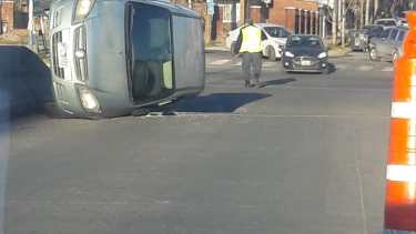 Uno de los autos terminó volcando. (Gentileza @agustin_orejas).-