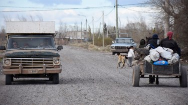 El barrio convive entre viejos transportes a motor y los carros tracción a sangre. Foto: Florencia Salto.