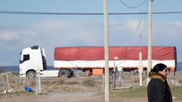 A metros de la transitada Autovía Norte que acapara el transporte de la industria petrolera.  Foto: Florencia Salto.