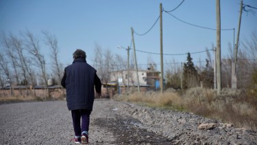 Vecinos denuncian que una camioneta chocó y aboandonó a un hombre sobre la calle, en Colonia Rural Nueva Esperanza, en Nuquén. Foto: Florencia Salto. 