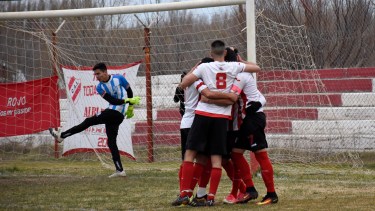 Independiente afrontó el cruce como un clásico y se quedó con un disputado encuentro en su cancha. (Foto: Florencia Salto)