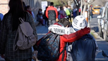 Con mucho frío, chicos y chicas de Neuquén volvieron a las aulas tras el receso. (Florencia Salto)