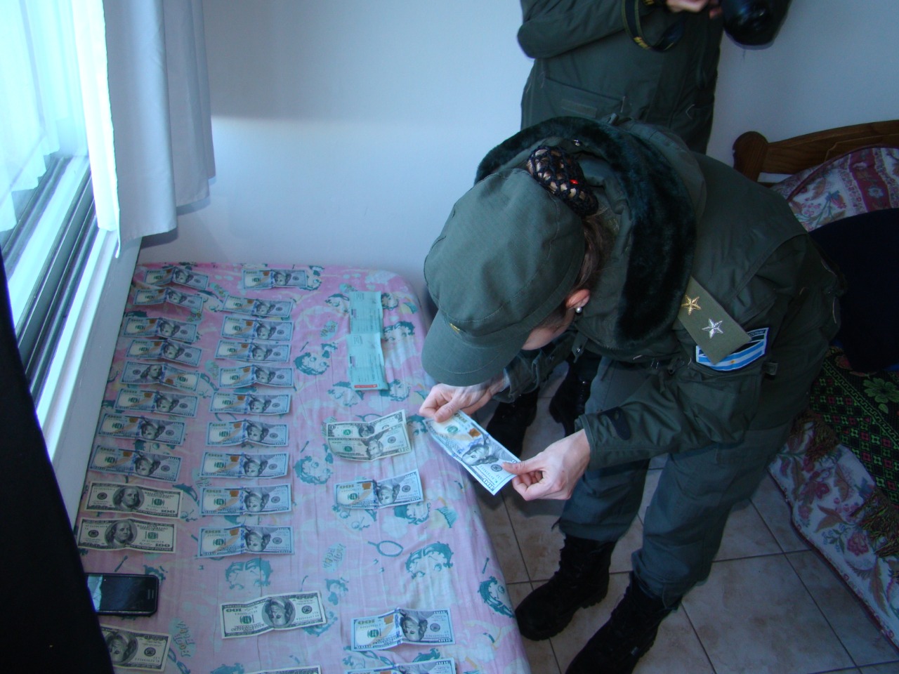 Gendarmes realizan el recuento de los dólares secuestrados. (Gentileza)