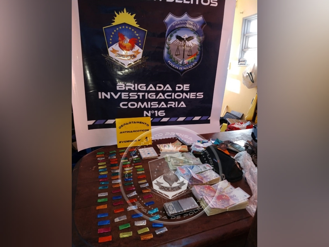 La policía secuestró cocaína, marihuana y dinero en efectivo. (Foto: gentileza.-)