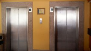 Ascensores y cortes de luz: qué hacer y qué evitar