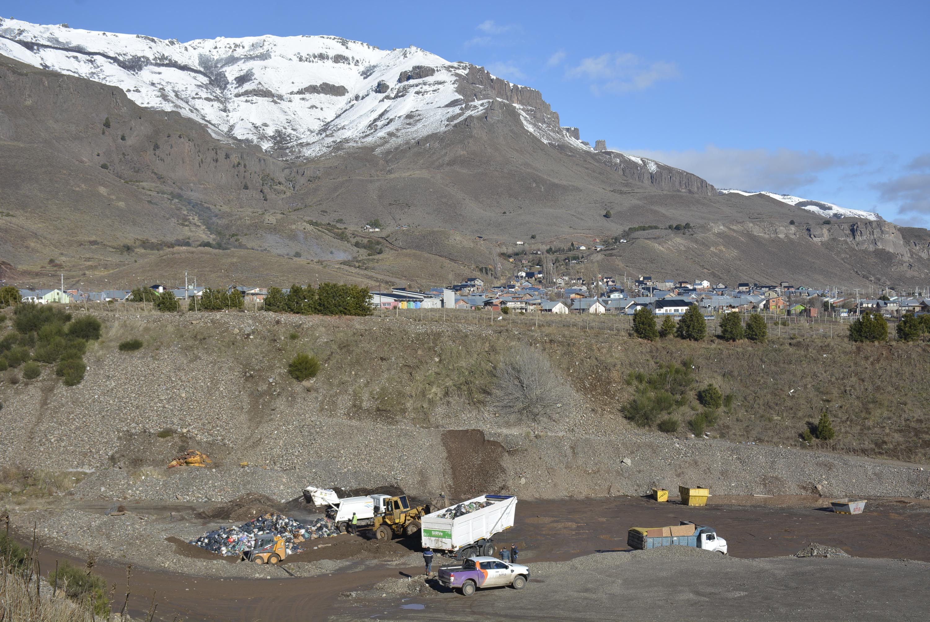 En el barrio El Portal de San Martín de los Andes funciona en forma provisoria una playa de transferencia de la basura. Foto Patricio Rodríguez