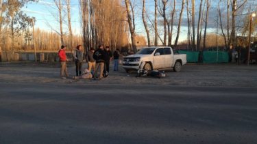 Ruta 22: bajó a la banquina y chocó una moto en Roca