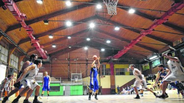 El equipo dinahuapense regresó con todo, tras un receso obligado, se mantiene invicto y al tope de la competencia local. Foto: gentileza