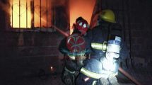 Imagen de En Roca, el fuego destruyó dos viviendas en una hora