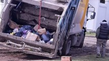 Imagen de Otra vez el camión de la basura quedó encajado en El Cóndor