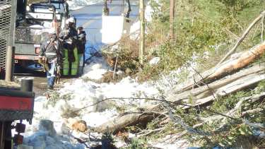 Las cuadrillas de la CEB trabajan en diversos sectores de Bariloche. (Gentileza)