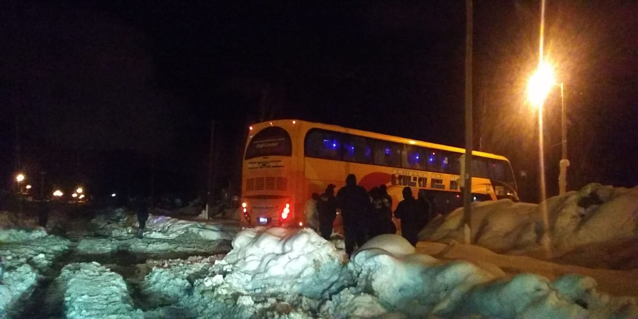 El colectivo de larga distancia estuvo varado en la nieve en Bariloche casi 2 horas. (foto: Gentileza)