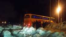 Imagen de Un colectivo se perdió y terminó encajado en la nieve en Bariloche