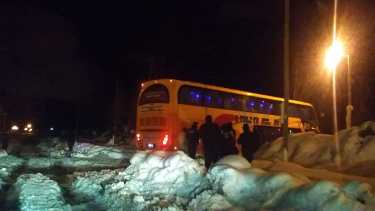 El colectivo de larga distancia estuvo varado en la nieve en Bariloche casi 2 horas. (foto: Gentileza)