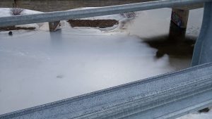 Mirá cómo se congeló un tramo del río Pichi Leufu