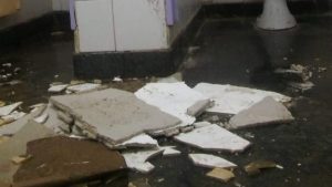 Se volvió a caer parte del techo en una escuela apenas la entregaron arreglada
