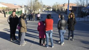 Los vecinos cortaron una calle en Neuquén cansados del desborde cloacal