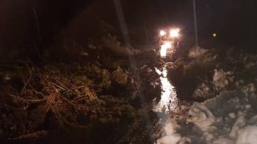 El camino de los Siete Lagos está otra vez interrumpido por la caída de árboles y barro. (Gentileza: FM del Lago)