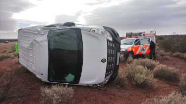 la camioneta quedó de costado en la vera de la ruta.  Foto: Gentileza
