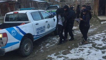 Uno de los imputados fue detenido el viernes por la tarde en un allanamiento que se hizo en una vivienda del barrio Nahuel Hue. FOTO ILUSTRATIVA 