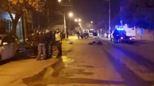 Chocó a dos motociclistas, tres automóviles estacionados y se dio a la fuga