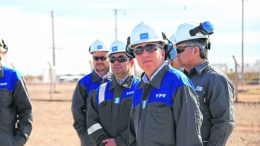El ministro Dujovne y el secretario de Energía, Gusatvo Lopetegui, recorrieron el yacimiento Loma Campana (YPF). Foto: Gentileza.