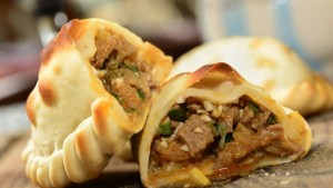 Empanada de carne cortada con cuchillo, las mejores