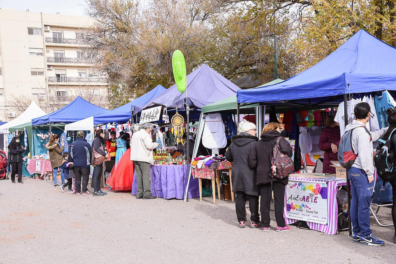 Un sábado al mes se realiza la feria de emprendedores en el playón de los Arcos Romanos en el Parque Central.